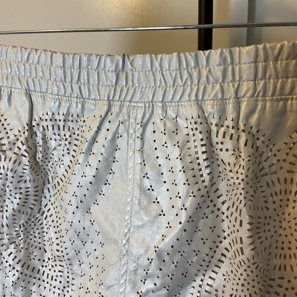 19. Blank NYC White Athletic Shorts Eyelet Elastic Waistband Size 31 - Picture 4 of 6